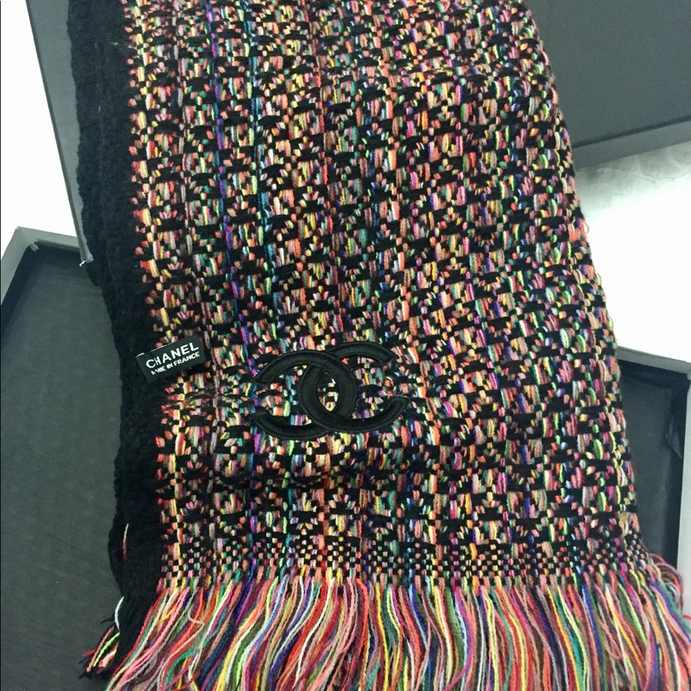 Channel scarf